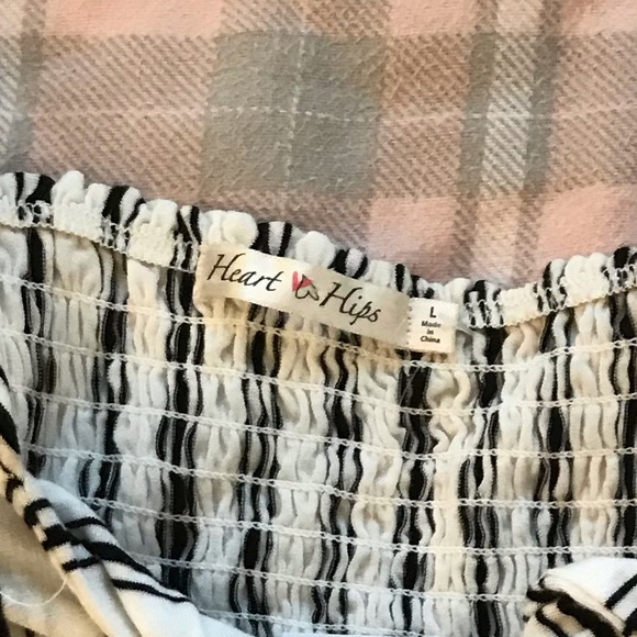 Chic Black and White Women’s Striped Crop - Picture 6 of 6